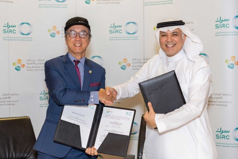 الرئيس التنفيذي للشركة السعودية الاستثمارية لإعادة التدوير المهندس زياد الشيحة، ورئيس جامعة كاوست البروفيسور توني تشان بعد توقيع الاتفاقية.