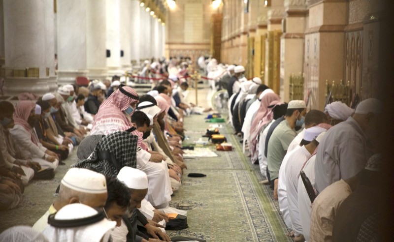 أداء الصلاة بالمسجد النبوي بعد إلغاء تطبيق التباعد