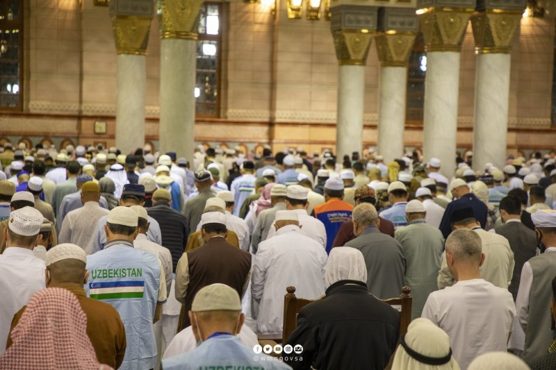 أداء الصلاة بالمسجد النبوي بعد إلغاء تطبيق التباعد