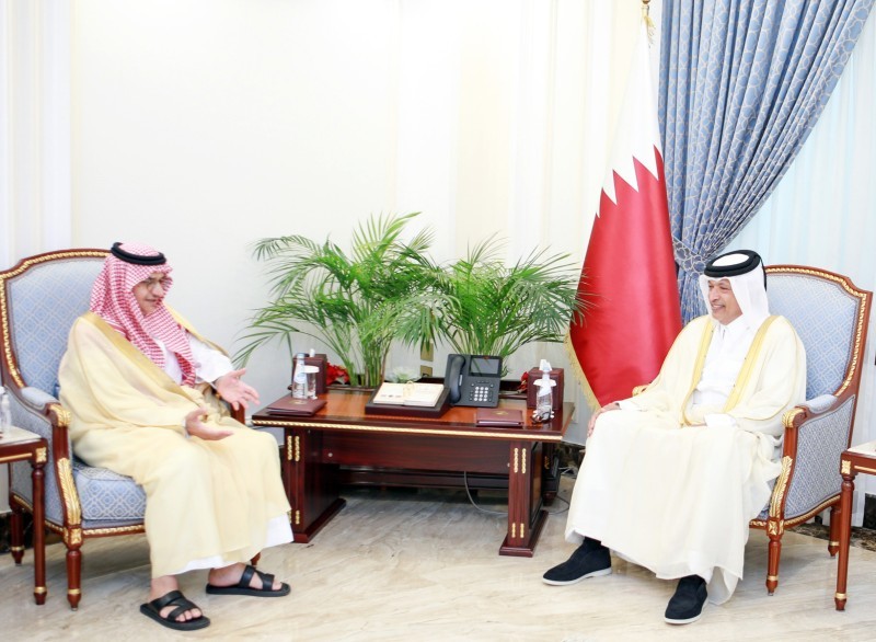 



الغانم خلال استقبال سفير المملكة في قطر.