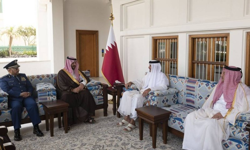 أمير قطر مستقبلا نائب وزير الدفاع السعودي الأمير خالد بن سلمان