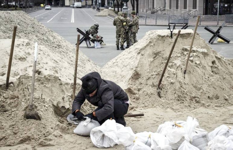 إقامة دفاعات في العاصمة كييف