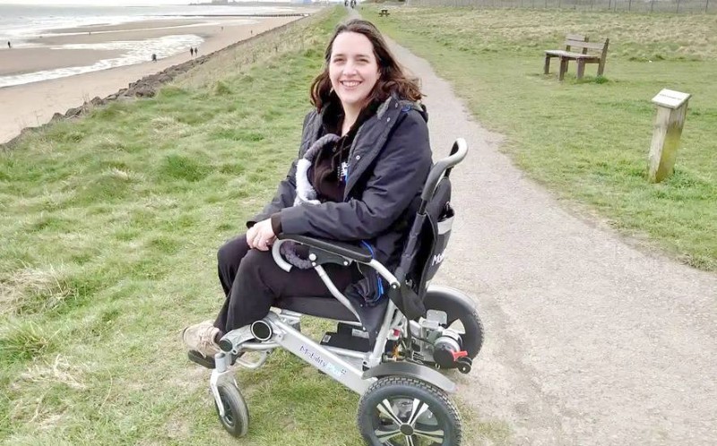 



البريطانية الدكتورة سوزانا تومبسون أصيبت بكوفيد في أبريل 2020 ولا تزال على كرسي متحرك. (وكالات)