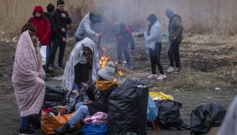 لاجئون من أوكرانيا على الحدود البولندية.