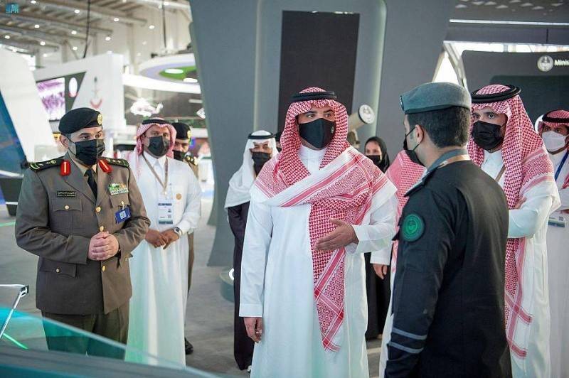 الأمير عبدالعزيز بن سعود خلال زيارته لجناح «الداخلية» في معرض الدفاع العالمي