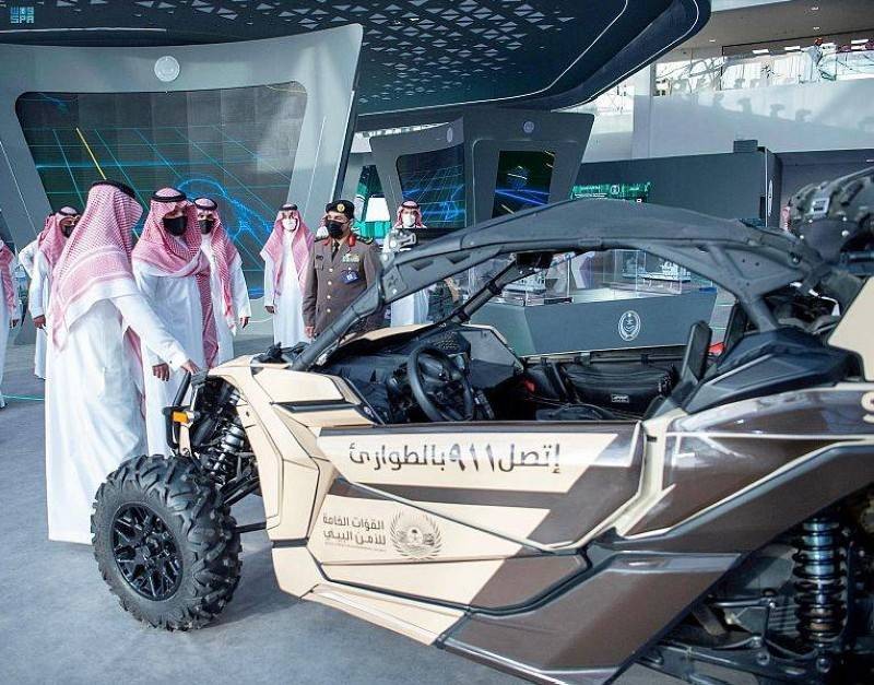 الأمير عبدالعزيز بن سعود خلال زيارته لجناح «الداخلية» في معرض الدفاع العالمي