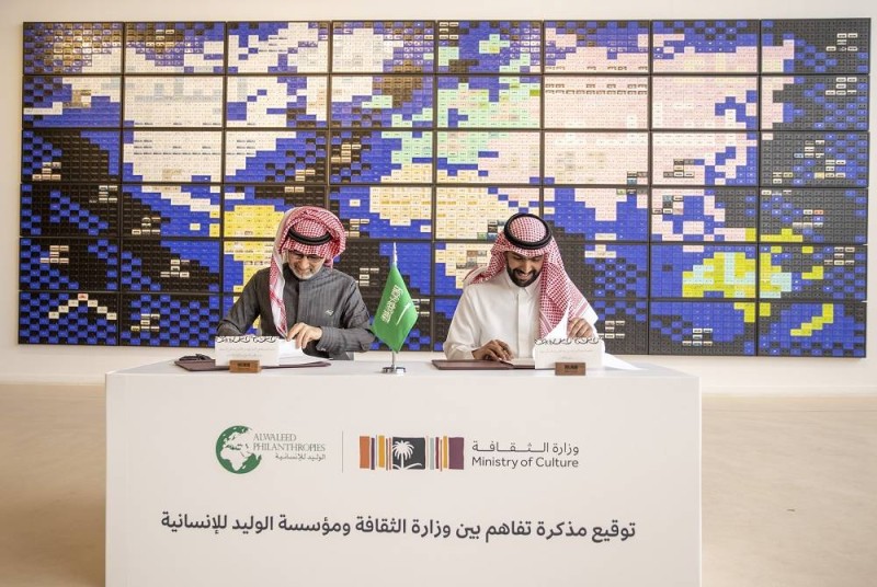 الأمير الوليد بن طلال ووزير الثقافة لحظة توقيع مذكرة التفاهم المشترك