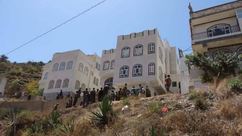 مليشيا الحوثي أثناء اقتحام أحد المنازل في محافظة إب وسرقته.