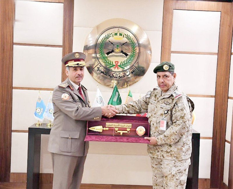 



قائد القوات البرية الملكية السعودية استقبل أمس قائد القوات البرية الأميرية القطرية.