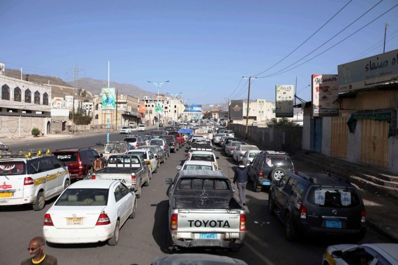 سيارات تقف في طوابير طويلة وسط صنعاء في ظل افتعال المليشيا الحوثية أزمة مشتقات نفطية