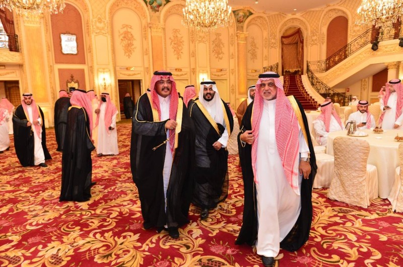 العريس ووالده يستقبلان الأمير سعود بن تركي بن ثامر.