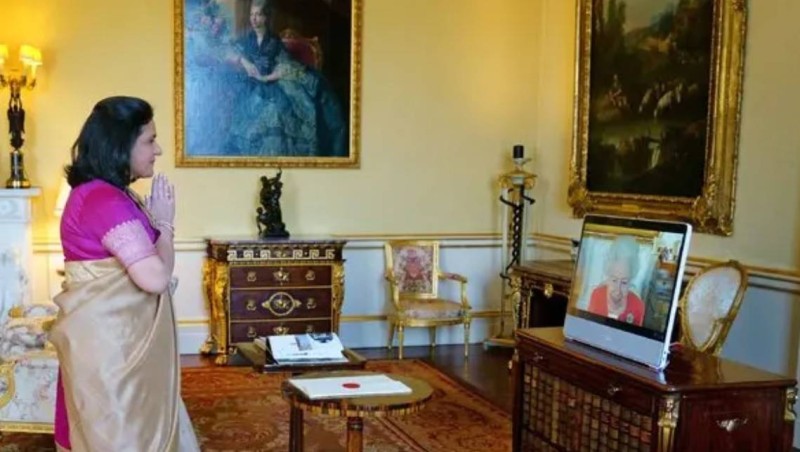 سفيرة الهند لدى بريطانيا في محادثة مرئية مع الملكة اليزابيث من قلعتها في ويندسور. (وكالات) 