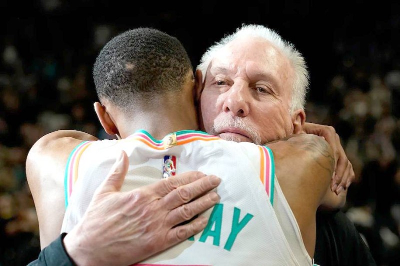 



بوبوفيتش يحتضن نجم سان أنطونيو سبيرز ديجاونت موراي بعد فوزه على يوتا جاز ليصبح المدرب الأكثر فوزا في تاريخ دوري كرة السلة الأمريكي للمحترفين. (AP)