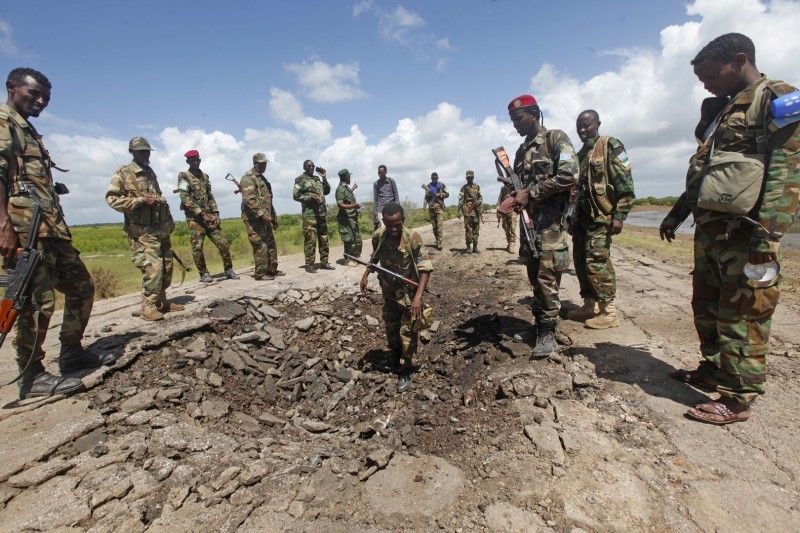 عناصر من الجيش الصومالي اثناء ملاحقة عناصر إرهابية في مقديشو بعد تنفيذ عملية إرهابية
