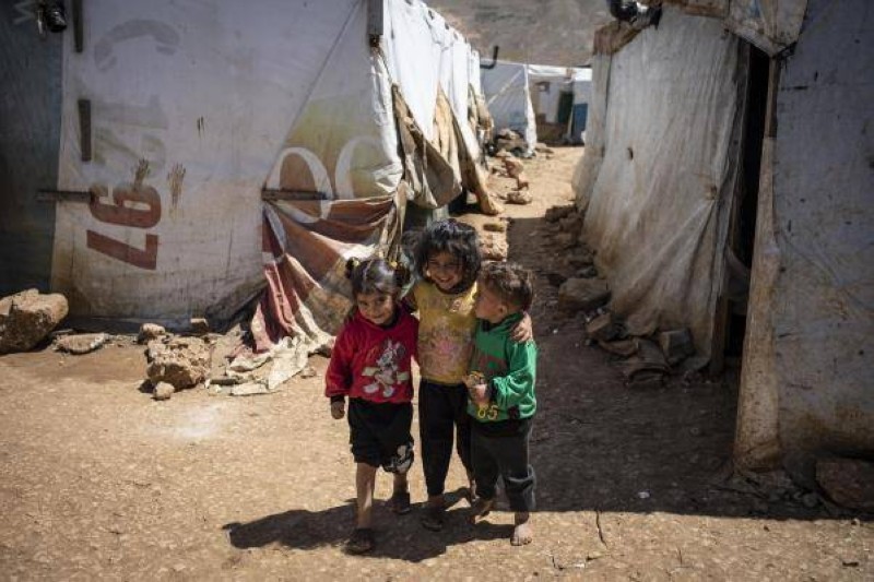 اطفال نازحون سوريون يلهون في أحد المخيمات
