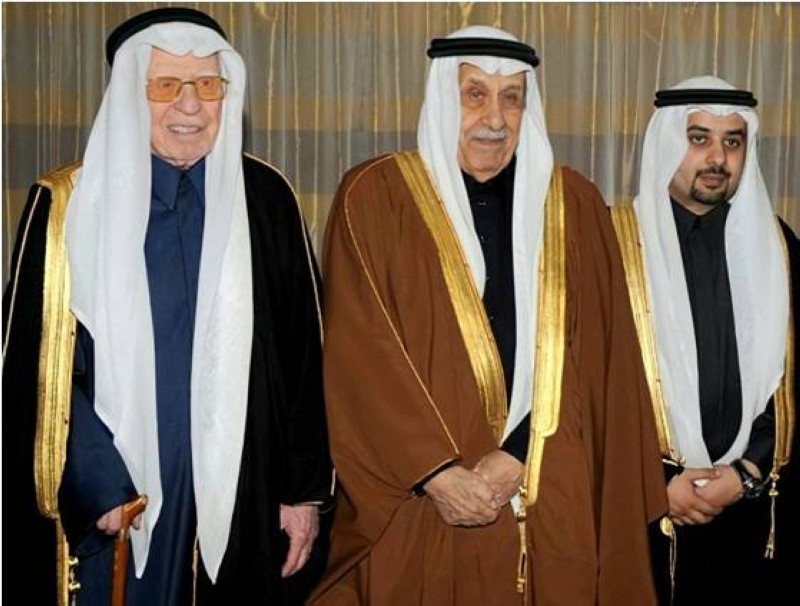 الفريح مع الأمين العام السابق لمجلس التعاون الخليجي الشيخ جميل الحجيلان في حفل زواج نجله عبدالرحمن عام 2012.