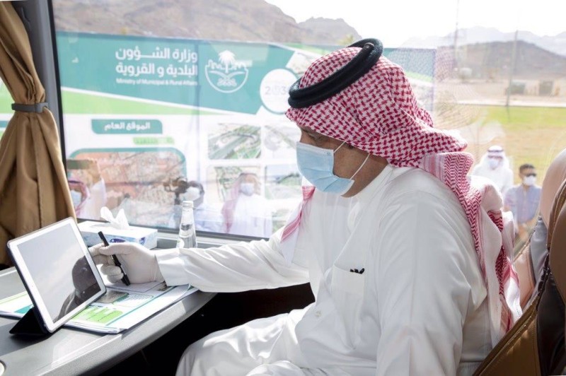 



الأمير عبدالعزيز بن سعد يتابع المشاريع ميدانيا مع مسؤولي المنطقة.