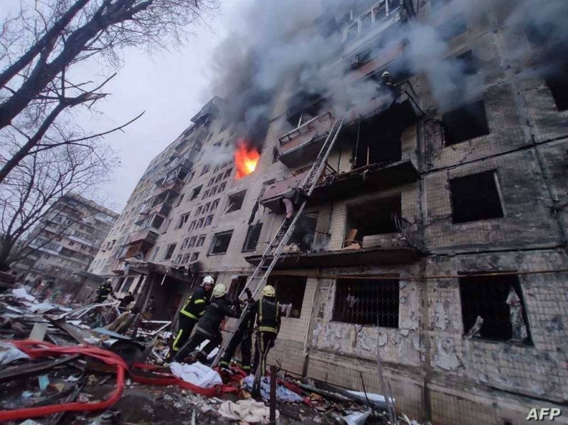  رجال إطفال اوكرانيون يعملون على إخماد حريق في مبنى سكني أصيب بقصف في منطقة أوبولون في كييف اليوم 