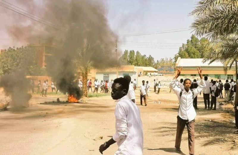 متظاهرون في عطبرة السودانية.