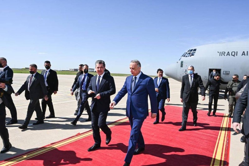 رئيس حكومة إقليم كردستان أثناء استقباله رئيس الوزراء العراقي 
