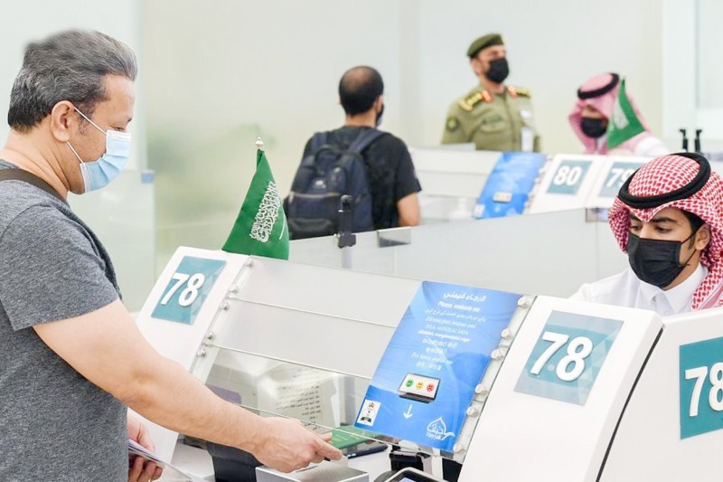 



مسافر ينهي إجراءات سفره من مطار الملك خالد الدولي في الرياض. (واس)