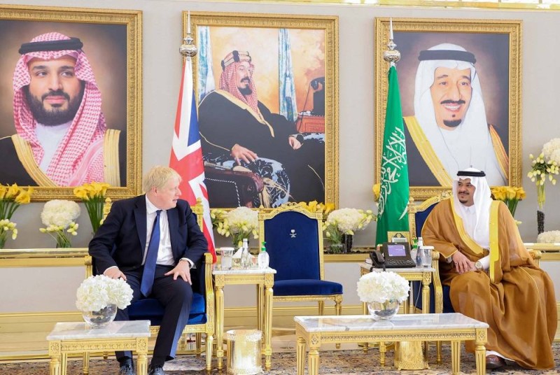 نائب أمير منطقة الرياض مستقبلا رئيس وزراء بريطانيا