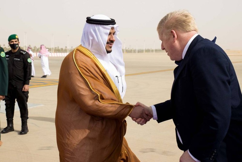 نائب أمير منطقة الرياض مصافحا رئيس وزراء بريطانيا لحظة وصوله إلى الرياض