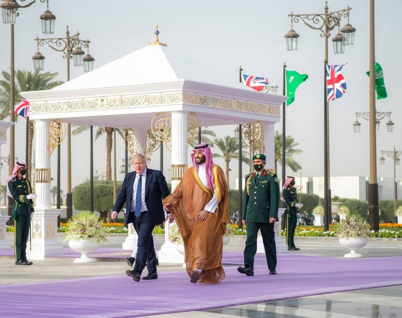 ولي العهد الأمير محمد بن سلمان مستقبلا رئيس وزراء بريطانيا بوريس جونسون في الديوان الملكي بقصر اليمامة
