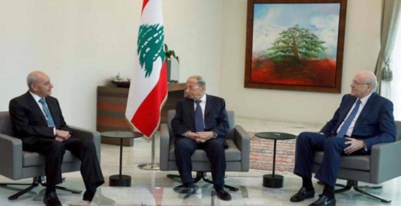 رؤساء لبنان الثلاثة خلال اجتماعهم في القصر الجمهوري اليوم .