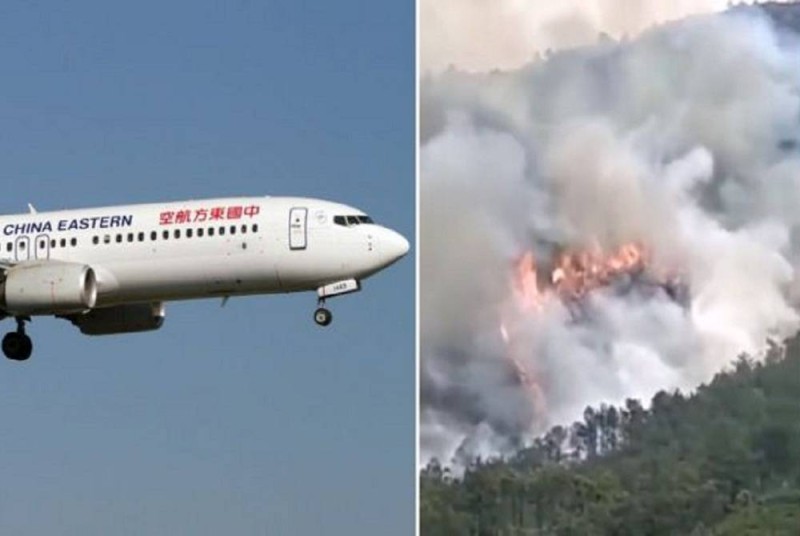 ألسنة اللهب وأعمدة الدخان تتصاعد من موقع تحطم الطائرة.. وعلى اليسار طائرة تابعة للخطوط الصينية