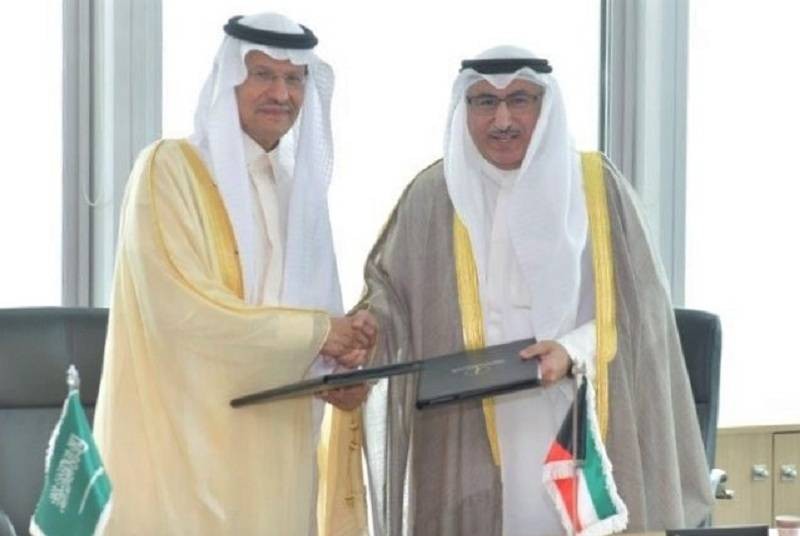وزير الطاقة السعودي أثناء توقيع المحضر مع نائب رئيس مجلس الوزراء وزير النفط في الكويت (وكالة أنباء الكويت)