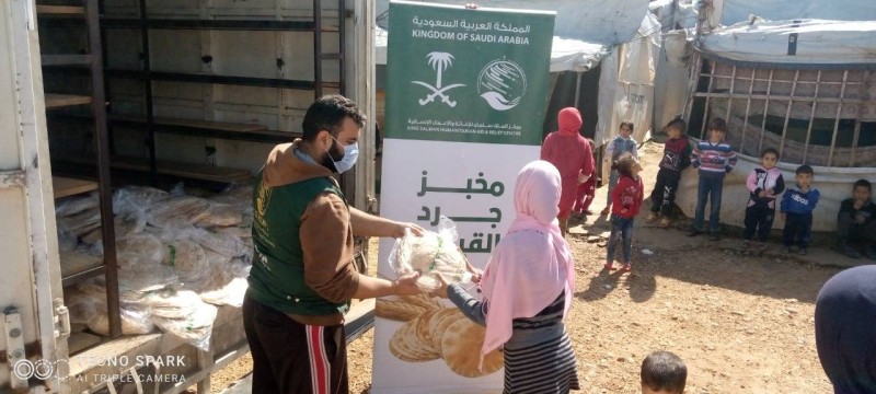 توزيع الخبز على العائلات اللبنانية.
