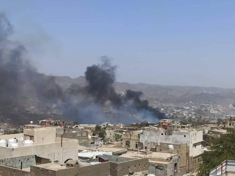 قصف حوثي عشوائي على منازل المدنيين في تعز.