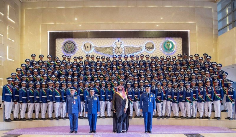 ولي العهد الأمير محمد بن سلمان في صورة تذكارية مع خريجي الدفعة 101 من طلبة كلية الملك فيصل الجوية
