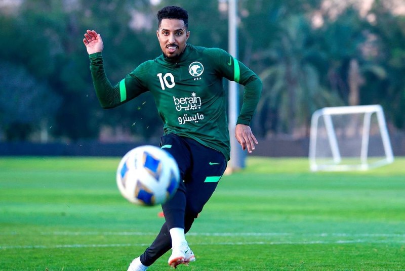 سالم الدوسري يجري تمارين على الكرة (المنتخب السعودي)