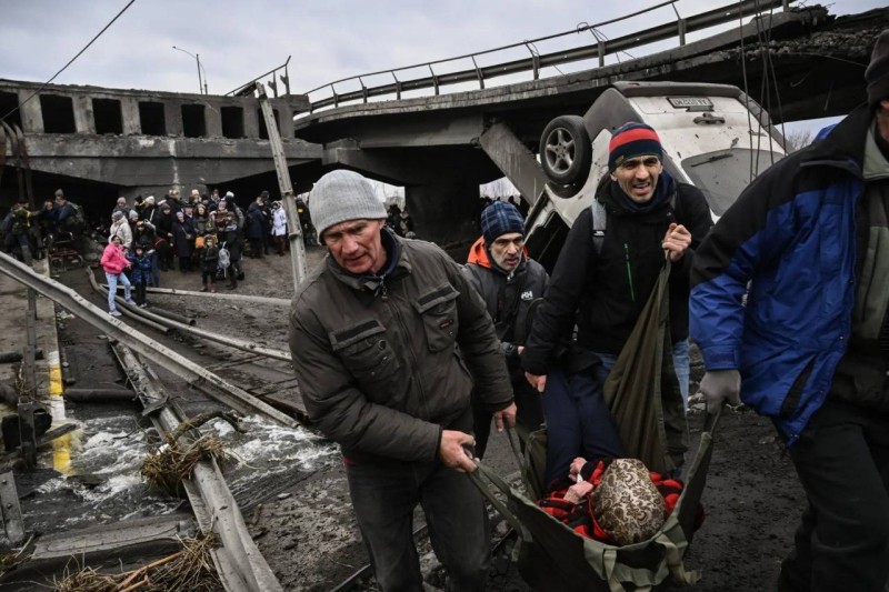 نقل مصاب بعد تدمير جسر في شمال شرق كييف