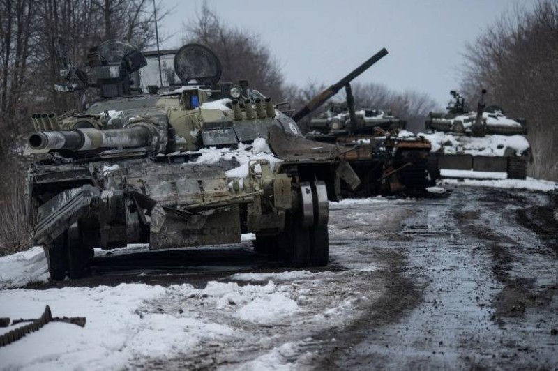 دبابات روسية مدمرة في منطقة سومي شمال شرق أوكرانيا.