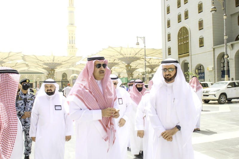 



 أمير المدينة المنورة، يتفقد استعدادات مختلف الجهات المعنية بخدمة الزائرين للمسجد النبوي الشريف. (واس)