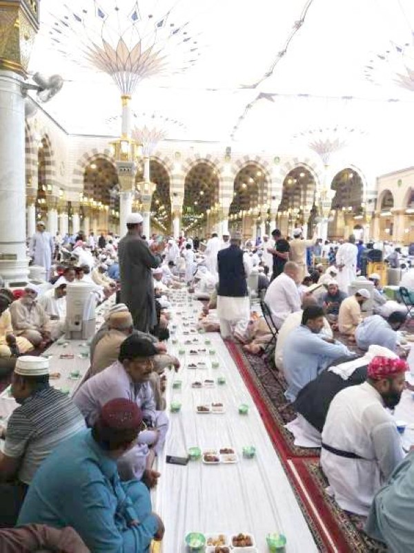 



زائرون ومصلون بالمسجد النبوي على مائدة الإفطار. (ارشيفية)