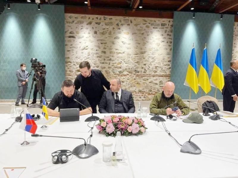 



الوفد الأوكراني المشارك في مفاوضات إسطنبول.
