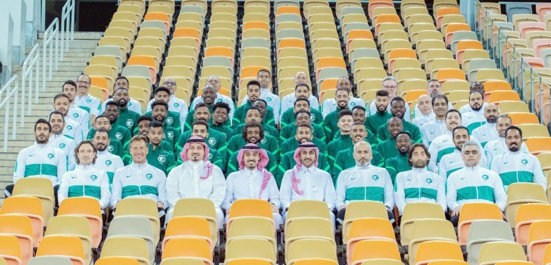 



وزير الرياضة الأمير عبدالعزيز بن تركي الفيصل في صورة جماعية مع لاعبي المنتخب وأعضاء الجهازين الفني والإداري.