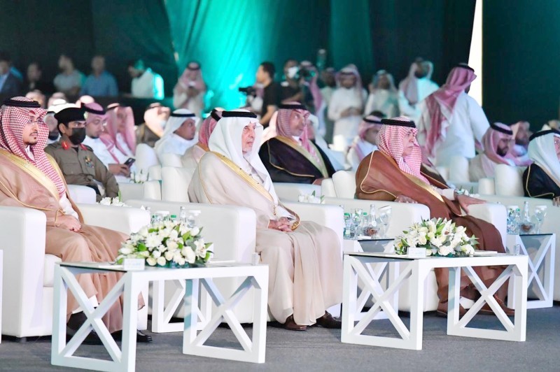 



الأمير خالد الفيصل ووزير الإعلام المكلف في الحفل.