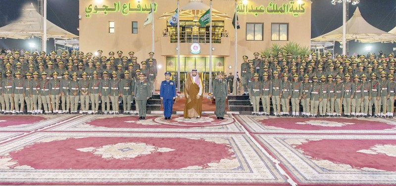 



الأمير خالد بن سلمان مع خريجي الدفعة 19 من طلبة كلية الملك عبدالله للدفاع الجوي. (واس)