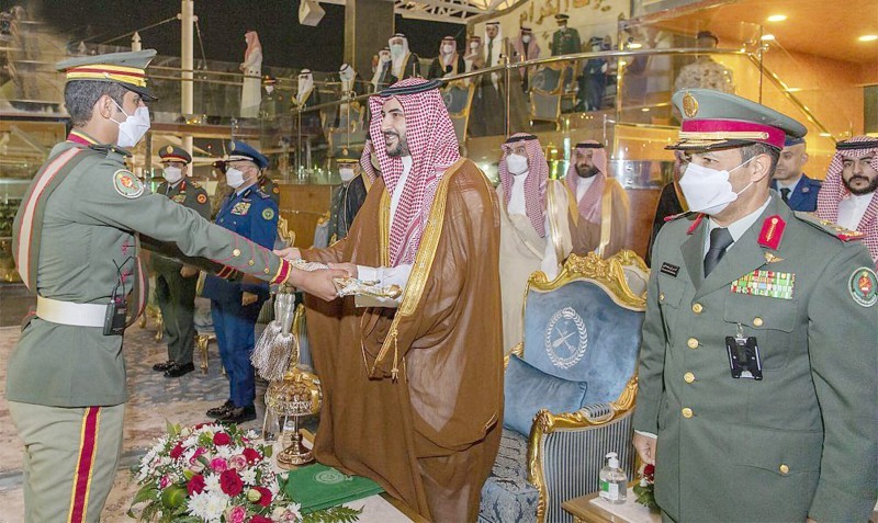 الأمير خالد بن سلمان يكرم خريجا متفوقا. 