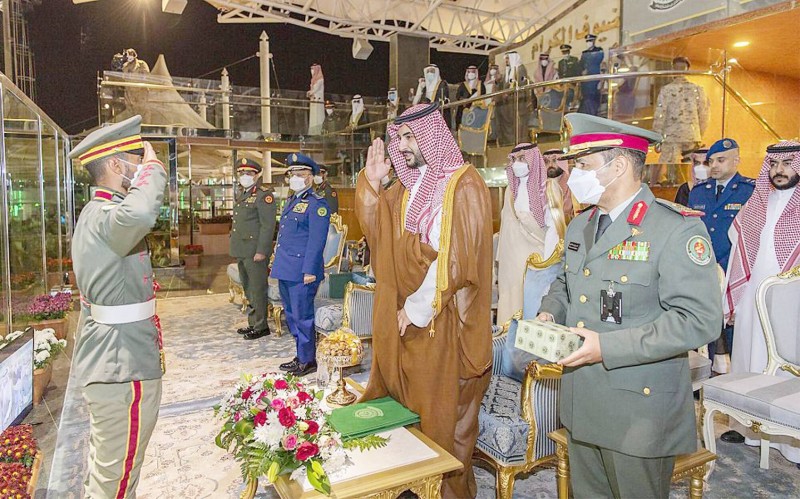 نائب وزير الدفاع يرعى حفل تخريج الدفعة 19 من طلبة كلية الملك عبدالله للدفاع الجوي. (واس) 