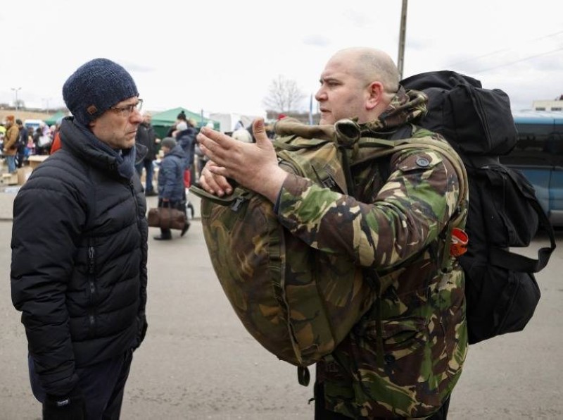 مقاتلون من بلدان أخرى يريدون عبور الحدود نحو أوكرانيا.