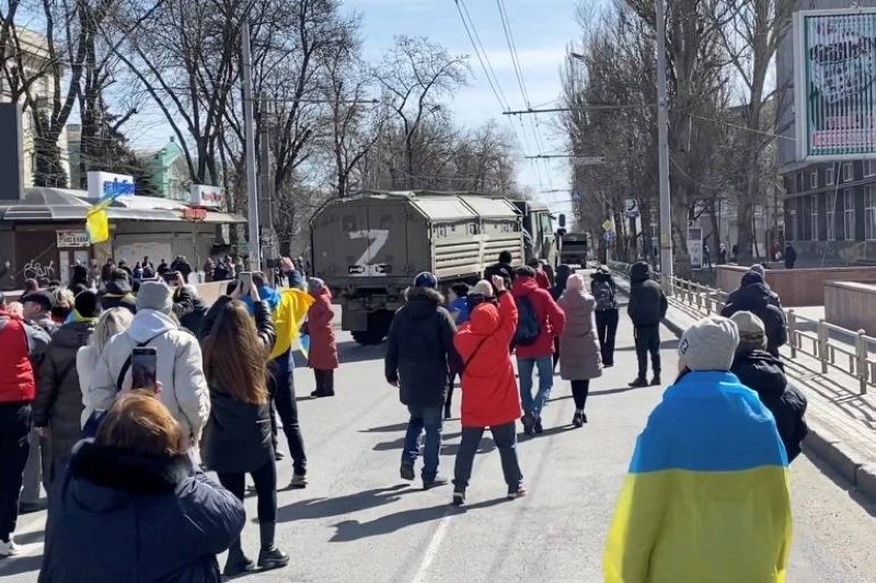 أوكرانيون يواجهون آلية عسكرية روسية في مدينة خيرسو