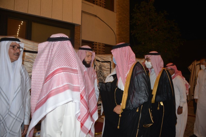 الأمير عمرو محمد الفيصل مقدماً التعازي.(تصوير: عبدالسلام السلمي)