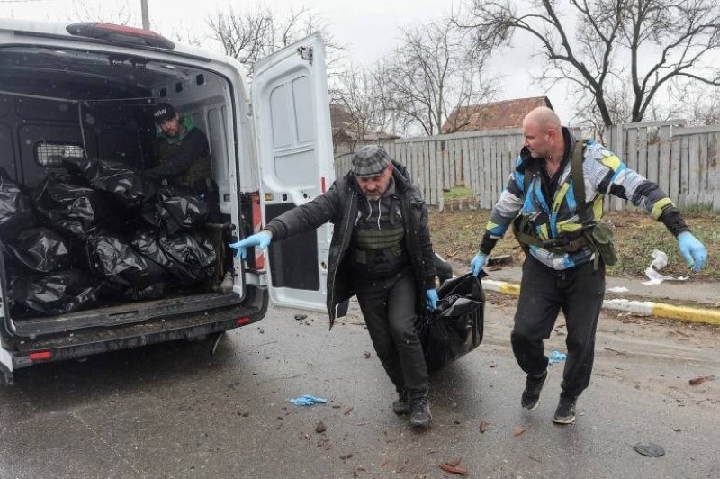 أوكرانيان ينقلان جثث القتلى في بوتشا