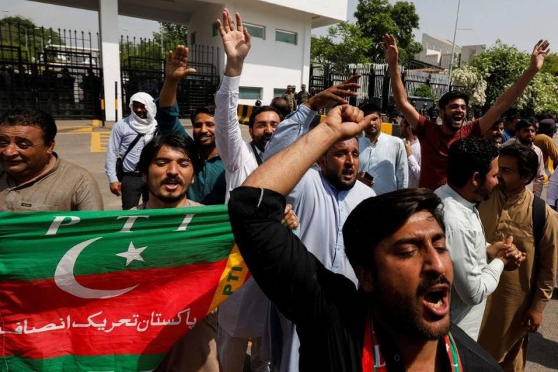 أنصار حزب تحريك إنصاف الباكستاني رددوا شعارات مؤيدة لرئيس الوزراء الباكستاني عمران خان خارج مبنى البرلمان في إسلام آباد.